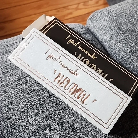 New Doll Face neutral Eye Shadow Palette - Picture 9 of 15